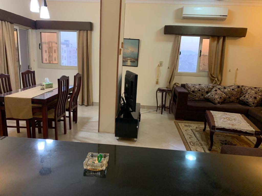 شقة سكنية ذات طابع عائلى متميز بها كافة الامكانيات من فلتر ماء وواى فاى Hurghada Esterno foto